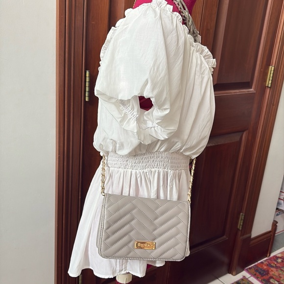 Bebe   Crossbody bag  quilted front and back  vegan leather  gray/ gold tone EUC - Picture 3 of 16